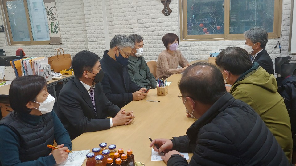 사무실 책상에 사람들이 나란히 앉아 이야기를 나누고 있는 모습 사진. 왼쪽부터 대전민주화운동계승사업회 이지영 사무처장, 김홍영 이사, 유병구 이사, 김병국 이사장, 정완숙 이사, 이광진 이사, <br>김주홍 이사, 사업회 강성구 상임부이사장