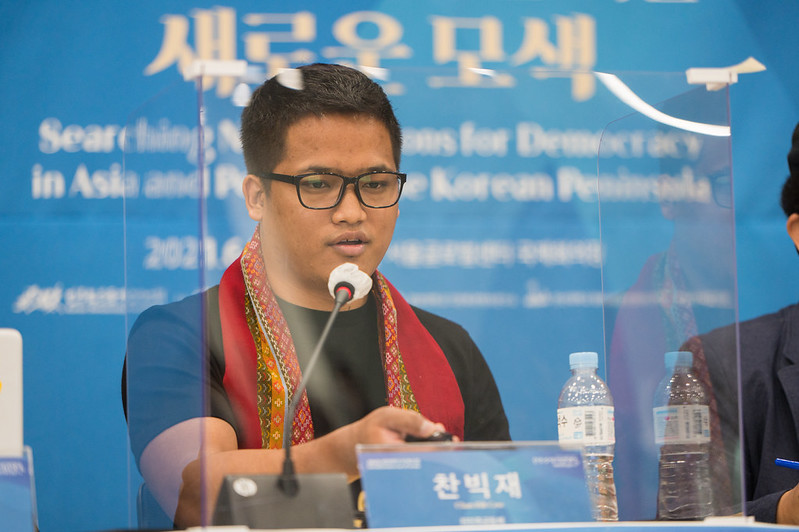 세 번째 세션에서 찬빅재 활동가가 미얀마 민주화운동에 대해 발표하고 있