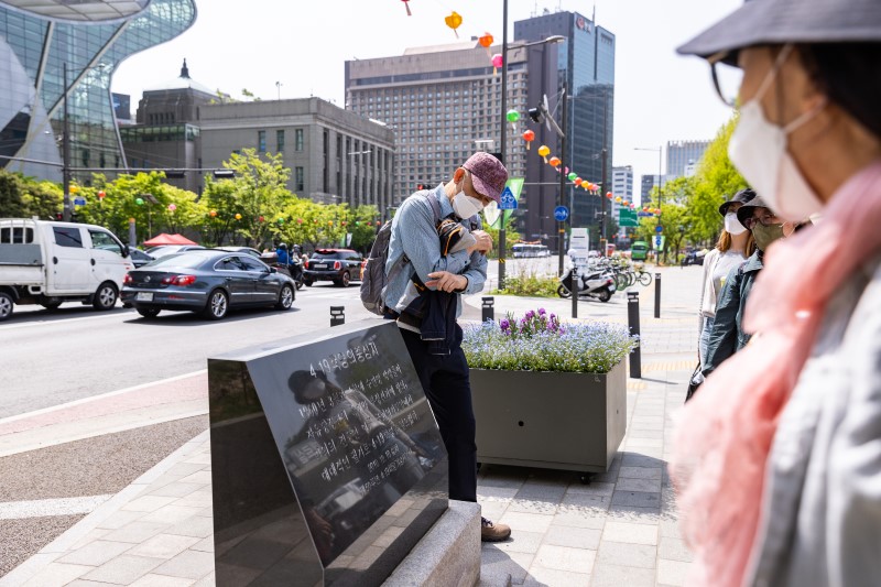 4·19혁명의 중심지 기념비 앞에서 설명을 하고 있는 양금식 사업국장