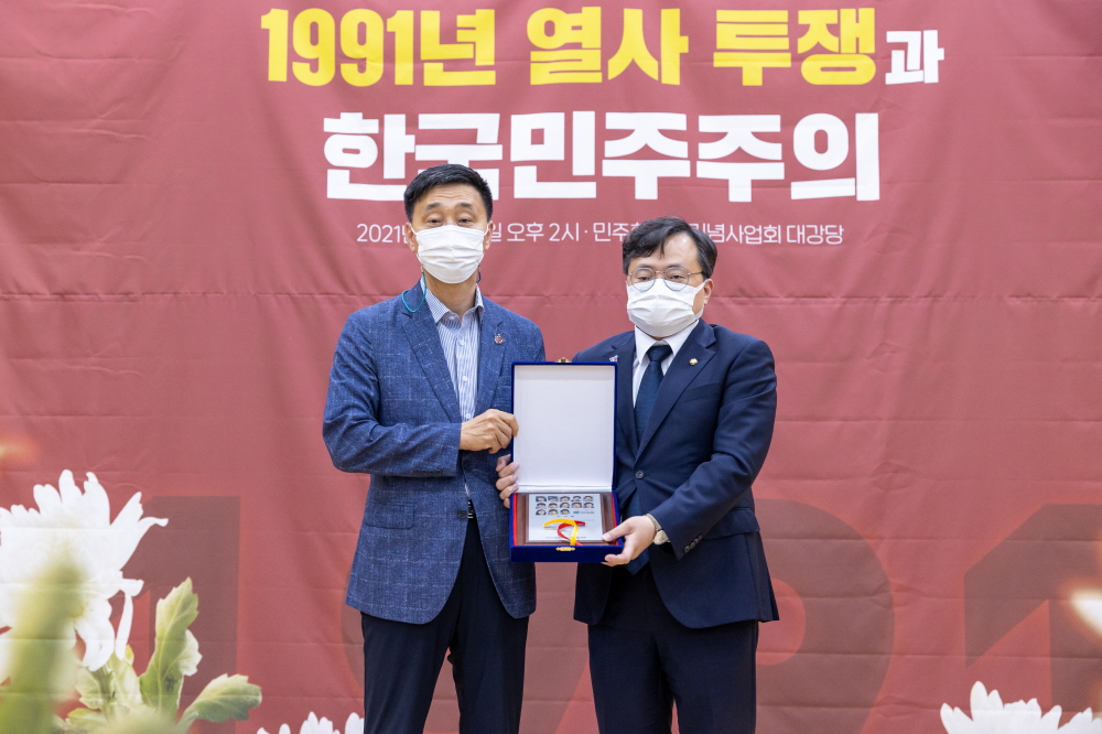 동지패를 전달한 (좌)유재석 열사투쟁30주년기념사업회 공동대표와 이를 받은 (우)이동주 국회의원의 사진