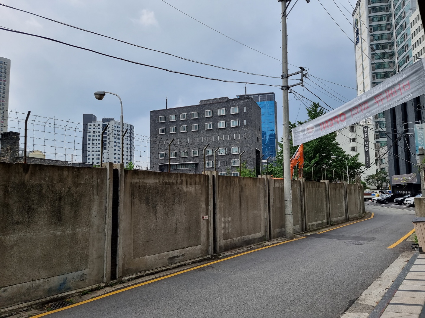 민주인권기념관 수목 및 아스콘 제거 작업 개시 사진