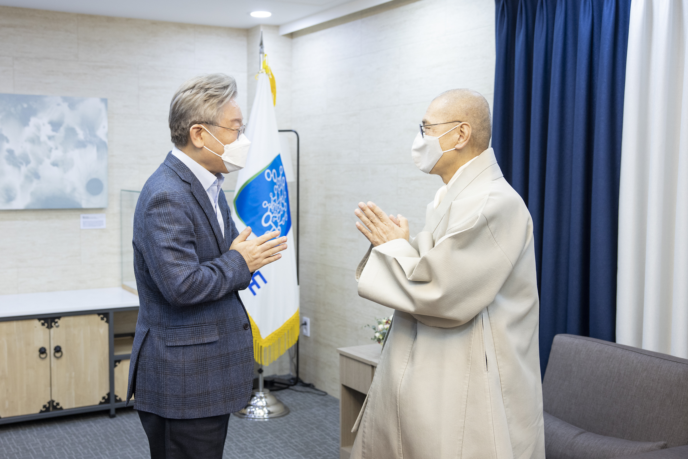 합장하며 인사하는 지선 이사장과 이재명 경기도지사 사진