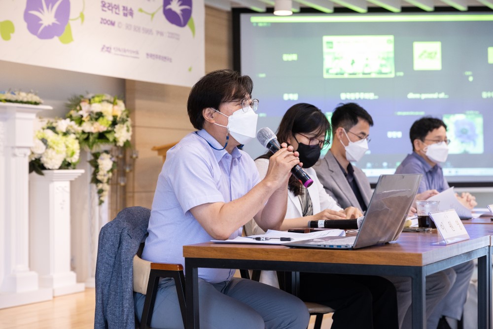 이원영 한국민주주의연구소장이 마이크를 들고 진행을 하고 있다.