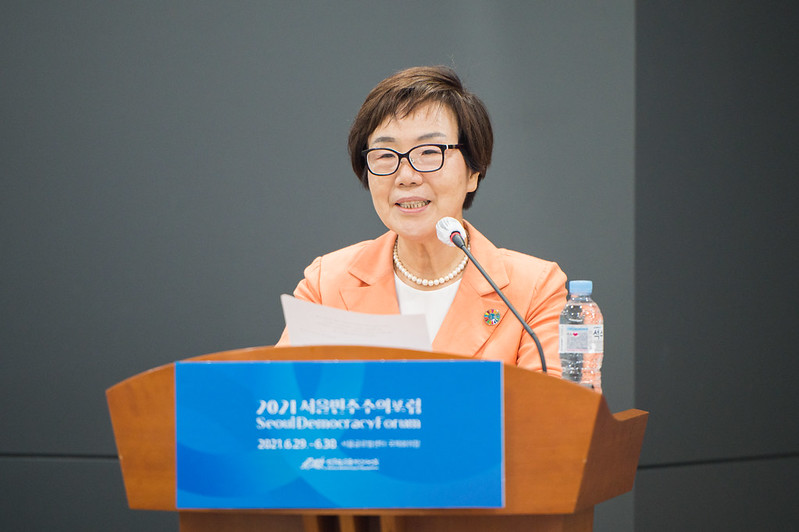 2021 서울민주주의포럼 첫째 날 이미경 코이카 전 이사장이 기조연설을 하고 있는 사진