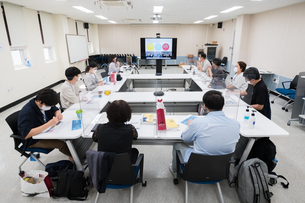 사업회 회의실에서 국민참여단이 모여있는 사진