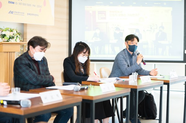 토론을 하고 있는 서울대 통일평화연구원의 김학재 교수