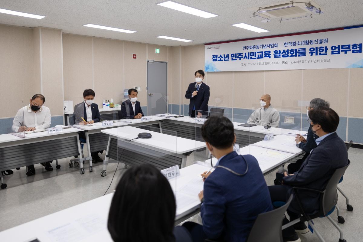 청소년 민주시민교육 활성화를 위한 업무협약식에서 인사말을 하고 있는 이광호 한국청소년활동진흥원 이사장